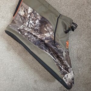 One Arctic Shield boot cover (left)